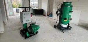 MYN_Fräsen unsere Fräsmaschinen mit der wir den vorhanden Estrich auffräsen, um anschließend die Leitungen für die Fußbodenheizung zu verlegen